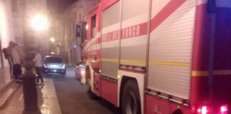Piazza Toniolo, auto in fiamme