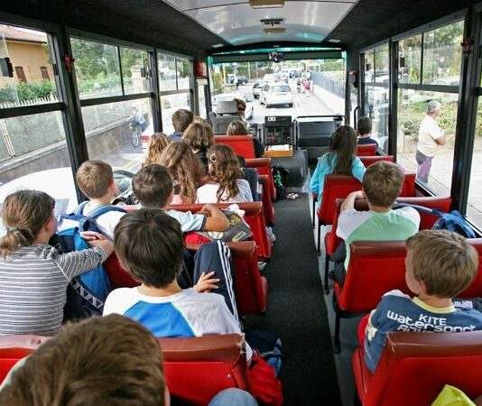 Potenziamento trasporto scolastico, attinge 20mila euro dal Fondo di Riserva