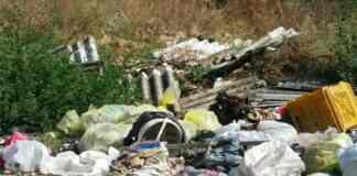 Benvenuti in via Vecchia Barletta tra ulivi, rifiuti ed amianto