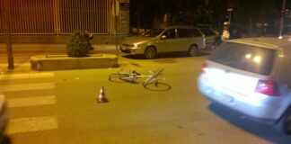 Auto travolge bicicletta in via Togliatti