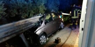 Auto tagliata in due dal guardrail: tre giovanissimi feriti gravi