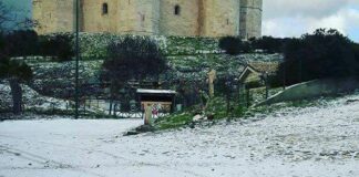 Primi fiocchi di neve nella Bat: imbiancato Castel del Monte