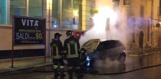 Auto in fiamme, paura in via Bovio