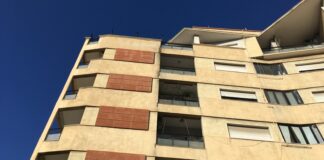 Cadono calcinacci da un palazzo di Viale Gramsci