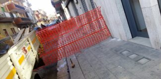 Cadono ancora calcinacci: solo spavento in via Milano