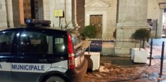 Basilica Santa Maria dei Miracoli: cadono calcinacci dalla “loggia”