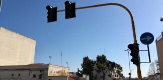 “Luce rossa” sui semafori in periferia