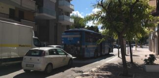 Fiamme su di un bus della STP in via Trani: panico tra i pendolari