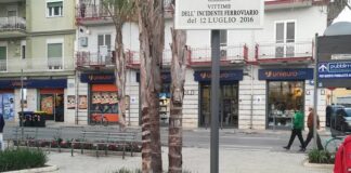 Una targa in memoria delle vittime del disastro ferroviario del 12 luglio 2016
