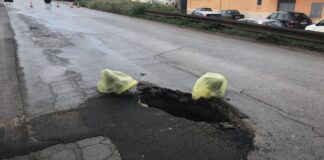 Si apre una voragine in via Canosa: strada chiusa al traffico