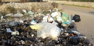 Scempio senza fine in via Vecchia Spinazzola: rifiuti in fiamme e nuovi abbandoni