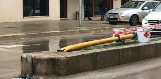 Semaforo e pali della segnaletica abbattuti in viale Pietro Nenni