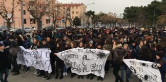 Aule nuove e riscaldamento: la manifestazione degli studenti del Liceo “Nuzzi”