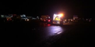Autocarro sbanda per evitare incidente e distrugge spartitraffico, paura sulla SP231