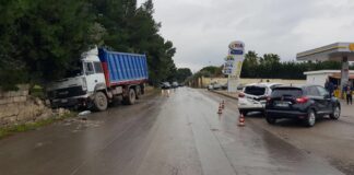 Incidente in via Canosa: coinvolte due auto e un autocarro, un ferito lieve