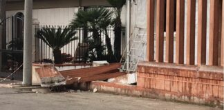 Crolla una recinzione in cemento: grave un 60enne