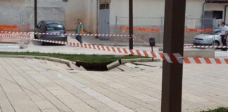 Cede un tratto di Largo Grotte: transenne e paura per i residenti