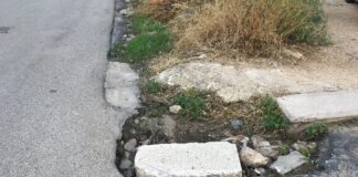 Disastro in via Catullo: buche e marciapiedi in frantumi