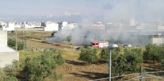 Vasto incendio in via Ospedaletto: paura per un deposito di autoveicoli