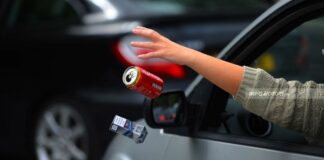Getta lattina dal finestrino dell’auto, cittadina multata dalla Polizia Locale