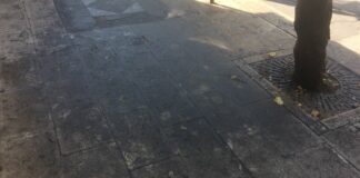 Marciapiedi neri e sporchi su via Alcide de Gasperi e Porta Castello