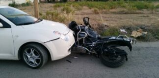 Moto contro auto in via Da Villa: centauro ferito