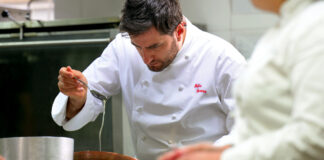 Lo chef Felice Sgarra lascia “Umami” e sbarca a “Grotta Palazzese”