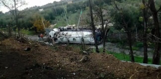Autocisterna si ribalta sulla SP 231 e finisce fuori strada: ferito il conducente