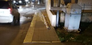 Passaggio a livello di via Ospedaletto: sbarra staccata con il treno in arrivo