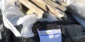 Il biglietto shock: «Scusate non sapevo dove buttarlo» e abbandona amianto a Troianelli