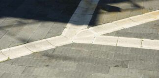 Riquotamento e sostituzione delle zanelle in via Taranto fino al 2 agosto