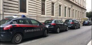 Si spacciano per postini ed entrano in casa per una rapina