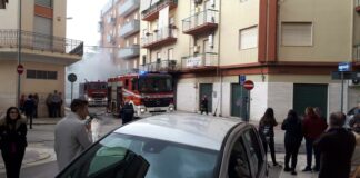 Incendio in un garage in via Piave: almeno tre auto coinvolte