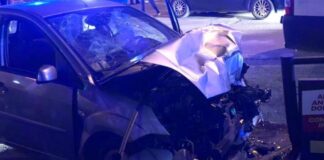 Grave incidente su via Trani: otto persone coinvolte in un violento scontro tra due auto