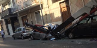 Cede braccio di un’autogrù in via Mazzini: distrutte due auto