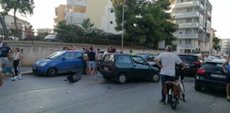 Paura in via Castel del Monte: ha un malore alla guida e si scontra con diverse auto