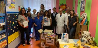 Un bibliotechina ricca di libri donata ai bambini dell’ospedale “Bonomo” di Andria