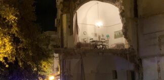 Crolla palazzina in via Pisani: salvata una donna, ferito gravemente un vigile del fuoco