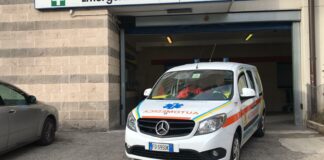 Si spezza un ramo e cade da circa 3 metri di altezza: in codice rosso un 76enne