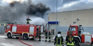 Incendio Dalena a Barletta, diffusi i dati Arpa: «Valori rientrati nella norma. Continuano i campionamenti»