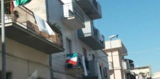 Andria veste il tricolore, sui balconi centinaia di bandiere italiane