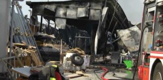 Fiamme in un capannone sua via Barletta, bruciato materiale plastico: l’Arpa controlla la qualità dell’aria