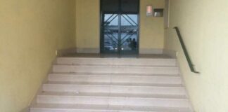 Barriera architettonica in un palazzo di via Barletta, la sofferenza di una madre con figlio in carrozzina