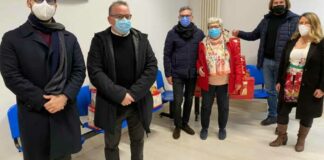 Il gruppo consiliare “Futura” consegna panettoni ai sanitari del “Bonomo”