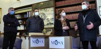 Musa dona generi alimentari alle famiglie bisognose della città