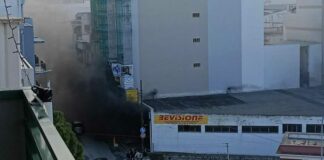 Grave incendio in un centro revisioni: nube di fumo nero in via Barletta