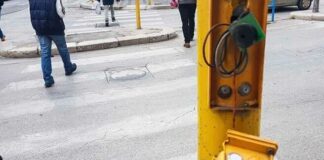 Ennesimo episodio di inciviltà: divelta la pulsantiera del semaforo di via Firenze