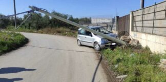 Si schianta contro palo telefonico in via Malpighi: anziano illeso