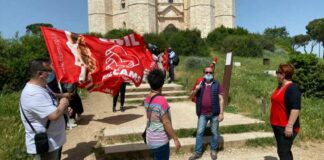 Sit-in a Castel del Monte per 23 lavoratori dei servizi di accoglienza e biglietteria: «Dopo 20 anni il buio»