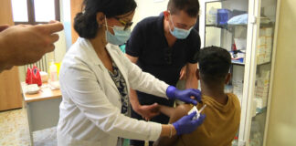 Ad Andria vaccini per migranti e senza tetto, don Acri: «Atto di giustizia, non carità»